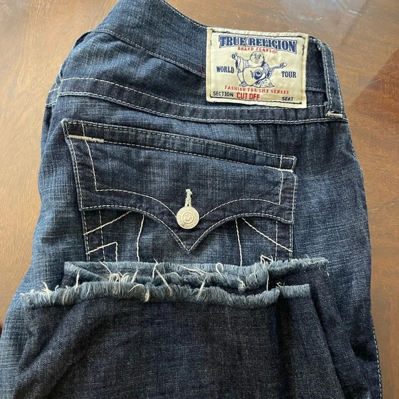 True Religion beautiful men’s shorts back packets with buttons. - Picture 9 of 16